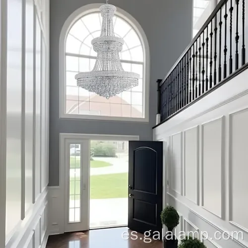 Elegante candelabra al vestíbulo de cristal de oro